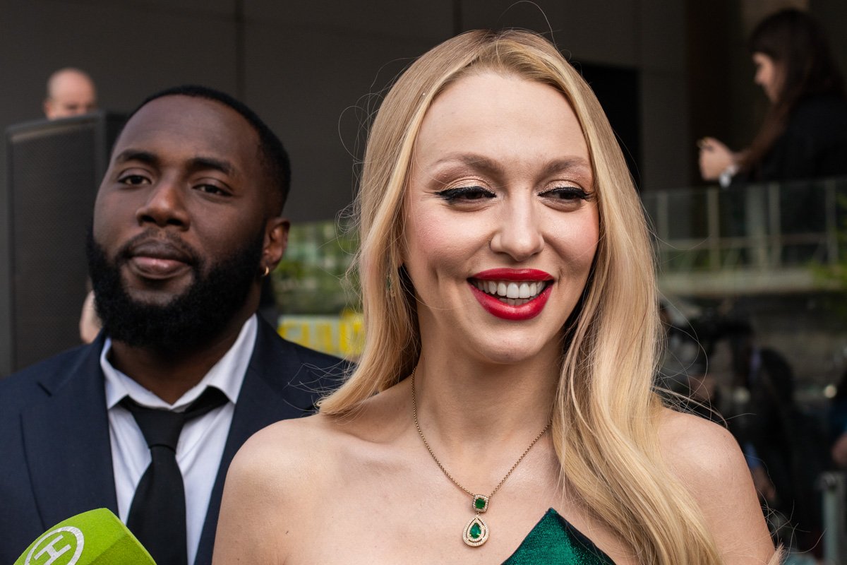 Сопровождали звезду два эксцентричных охранника 