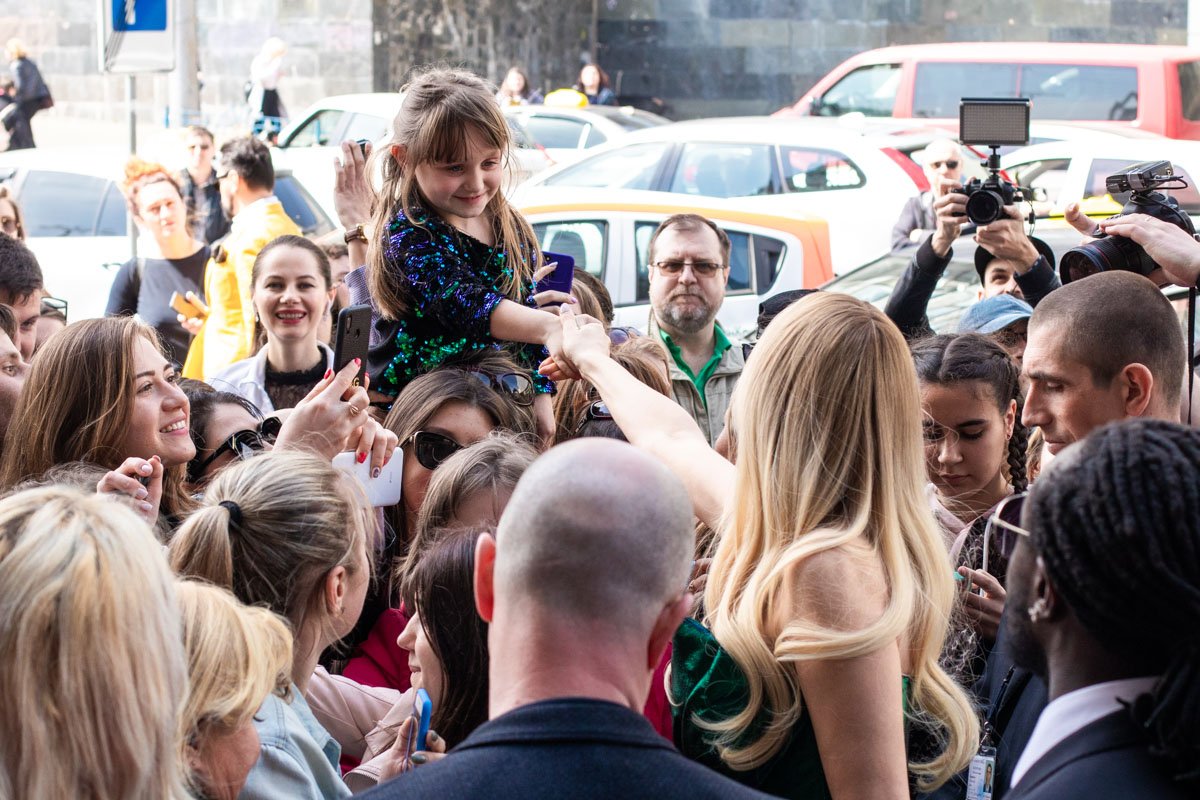 Сделать фото со своей любимой исполнительницей пришли десятки людей