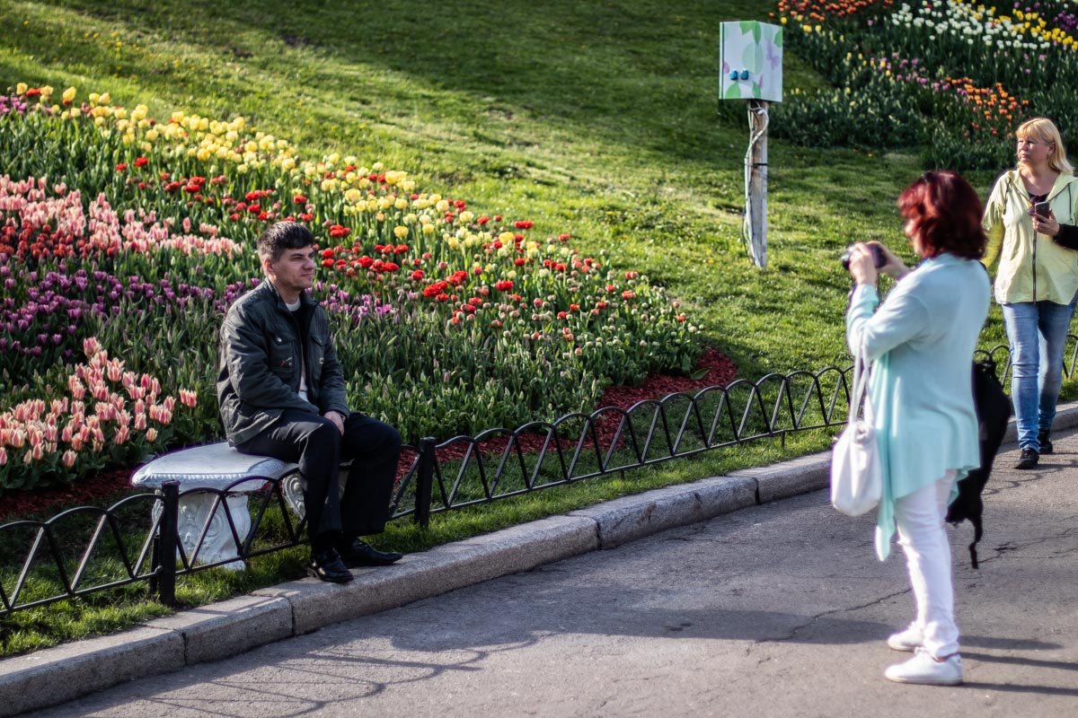 Люди с радостью фотографировались на фоне ароматных тюльпанов