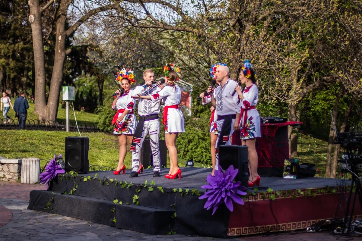 На мероприятии выступали различные ансамбли и исполнители