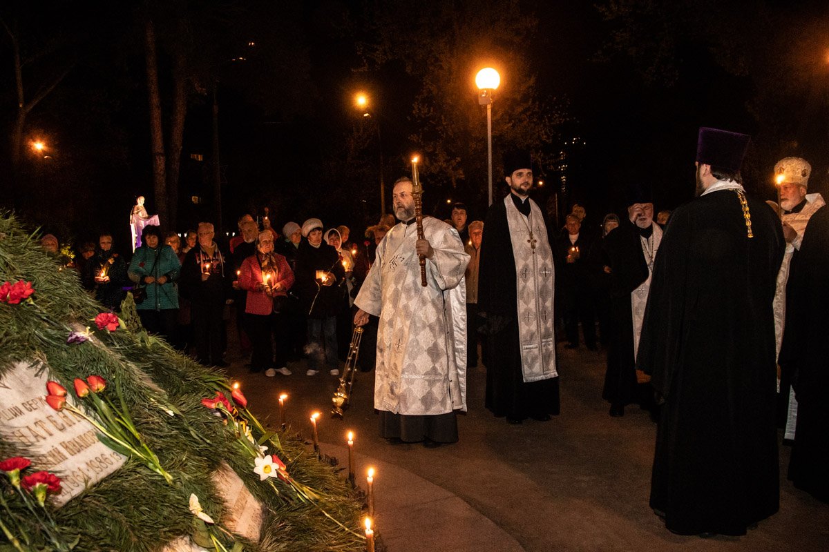 В Киеве на территории мемориального комплекса жертвам Чернобыльской катастрофы прошел поминальный молебен