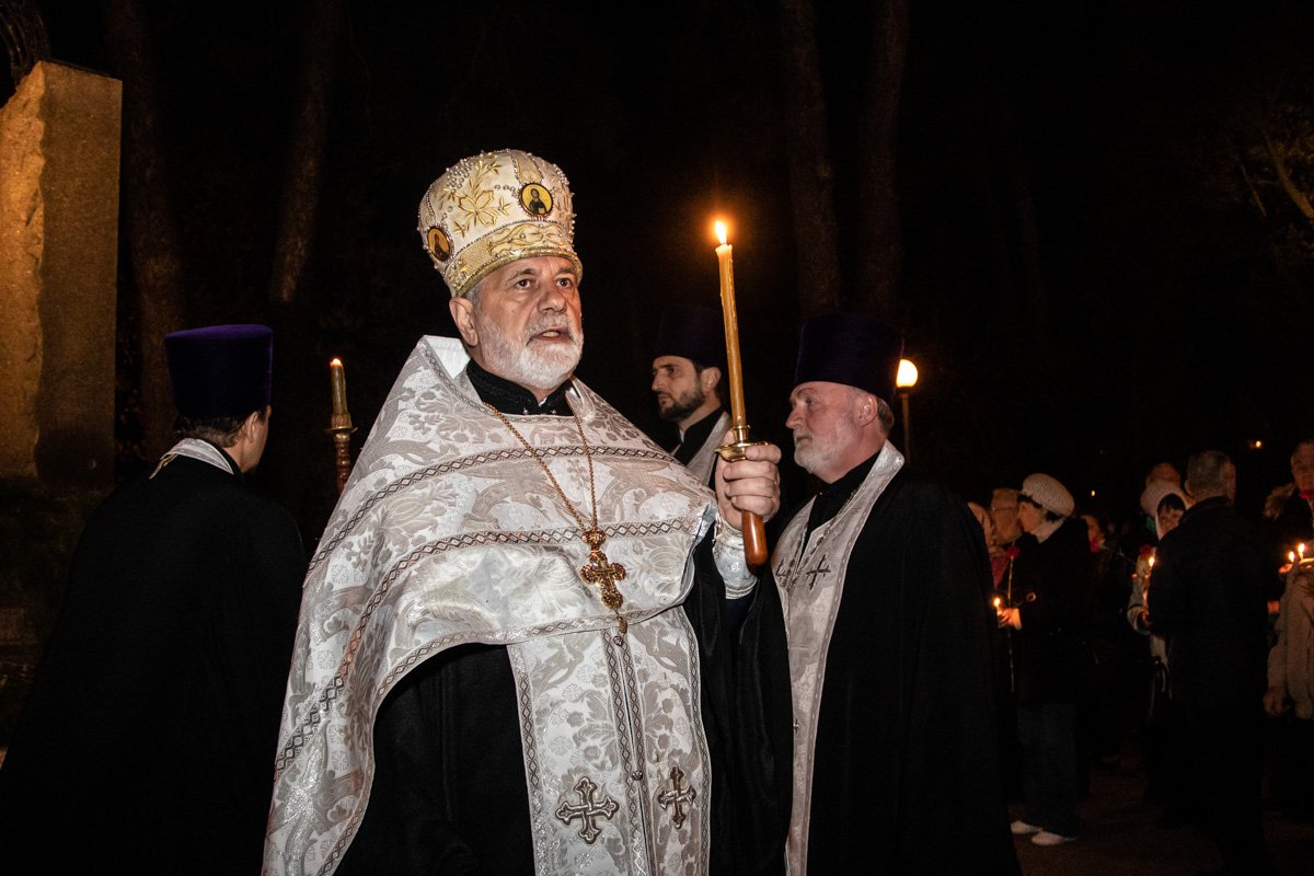 Время проведения такого молебна неслучайно - в 01:23 на ЧАЭС прозвучал тот самый взрыв