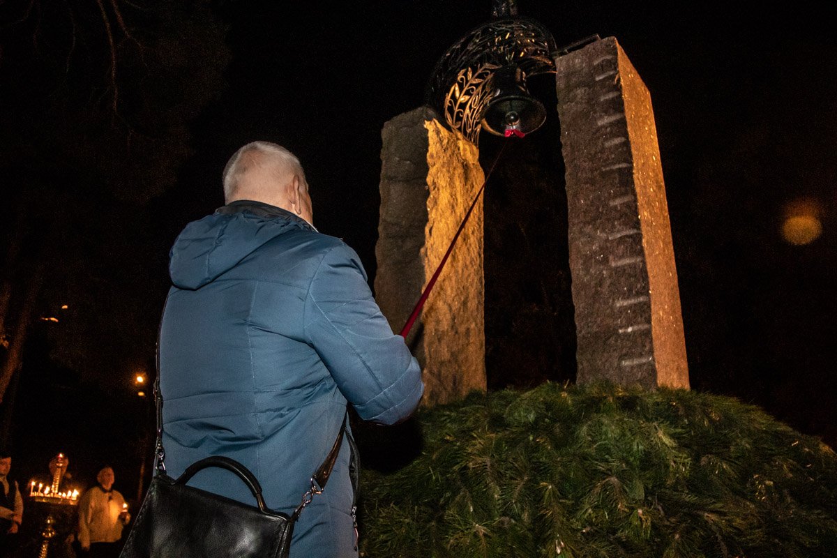 Возвестил о завершении молебна колокол