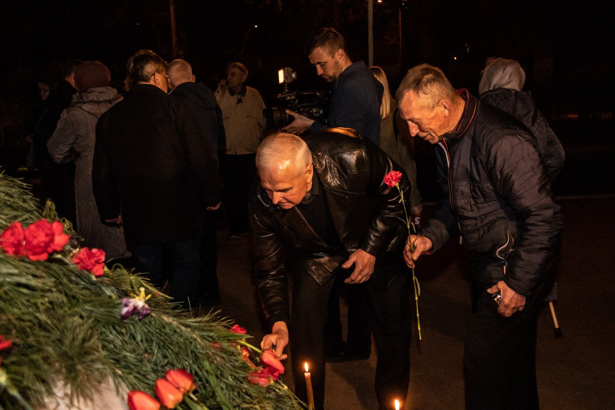 После панихиды собравшиеся возложили цветы к кургану и зажгли поминальные свечи