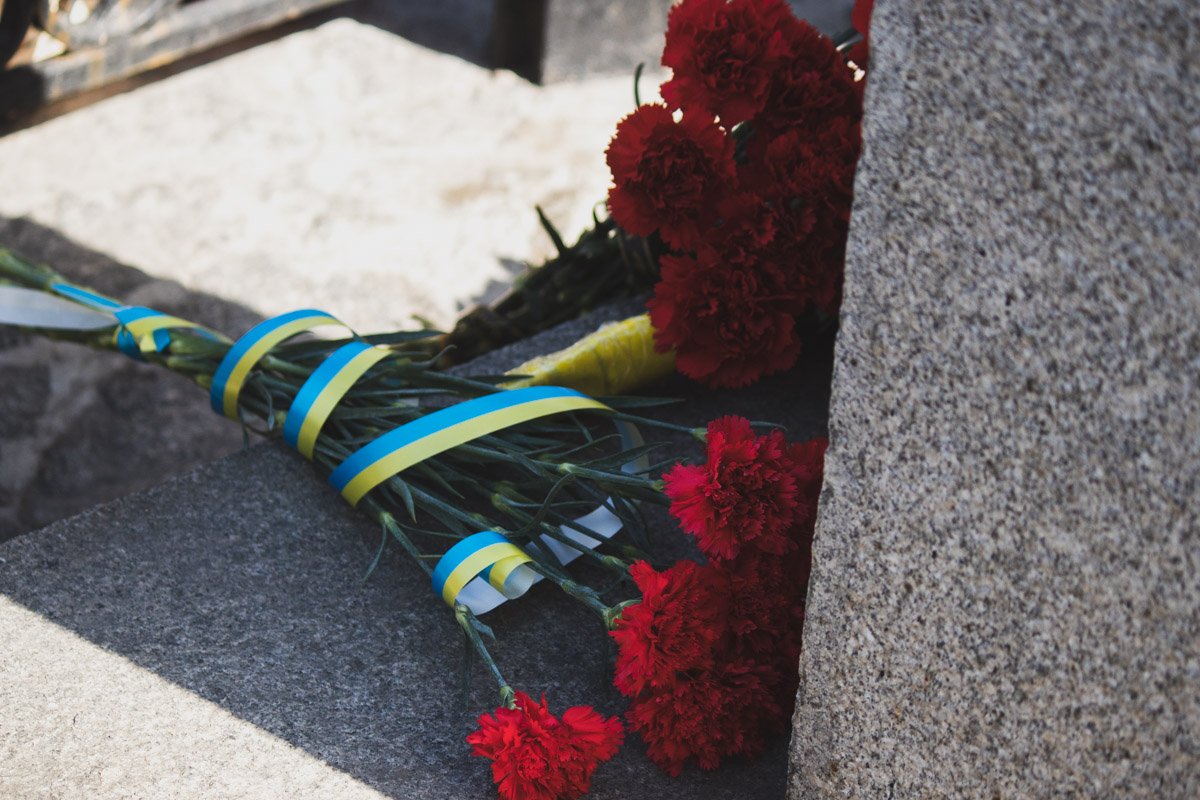 Было много цветов, которыми почтили память погибших