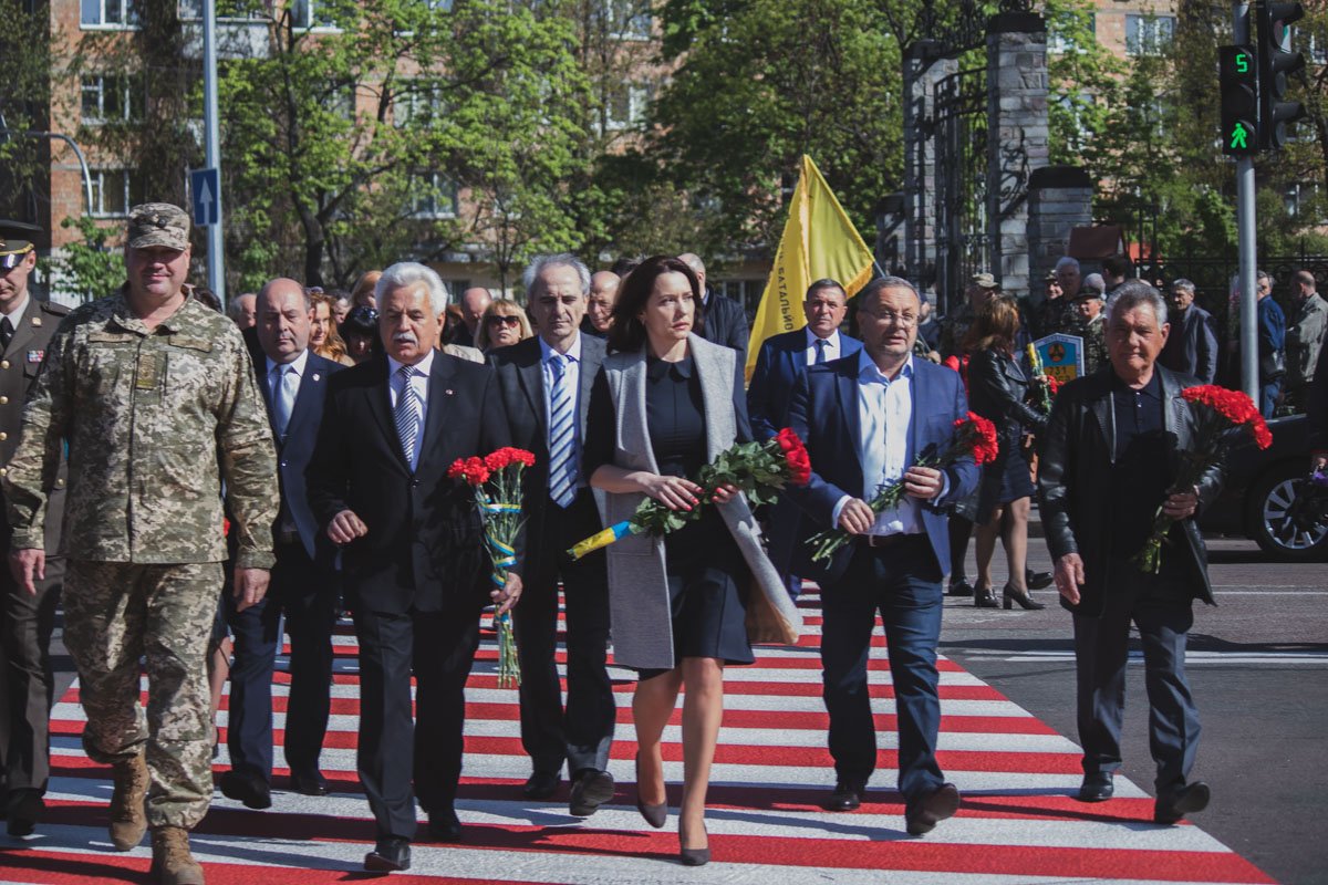 Также приехали представители власти: заместитель главы КГГА Марина Хонда, директор департамента соцполитики Юрий Крикунов и глава Днепровской райадминистрации Киева Петр Онофрийчук