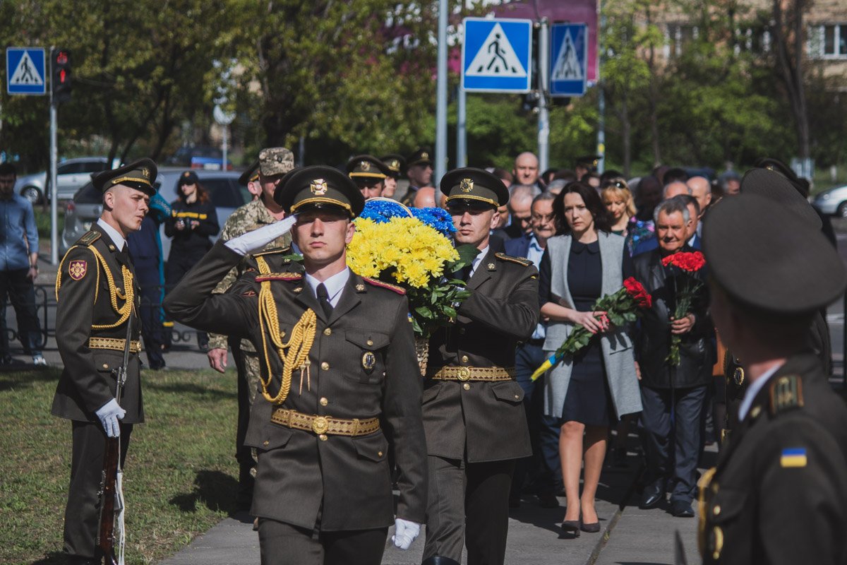 Главное - не количество людей и цветов, а память и уважение к тем героям и событиям, которые перевернули этот мир