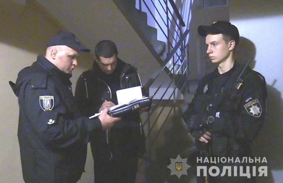 На бульваре Дружбы Народов парень изрезал мать и бабушку