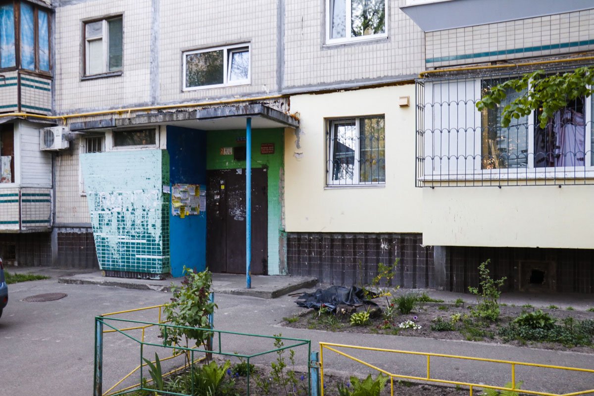 В Оболонском районе Киева мужчина выпал из окна квартиры