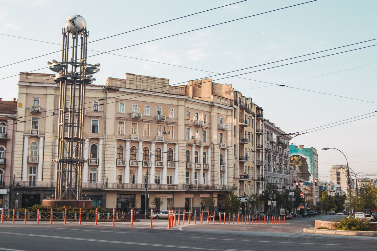 Накануне затяжных выходных Киев словно вымер, оставив улицы в первозданной чистоте и красоте