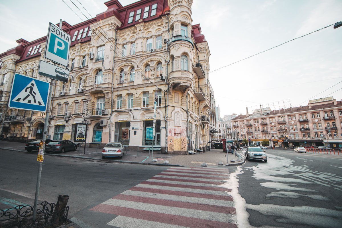 Можно без помех изучать и наслаждаться изящной архитектурой центра города