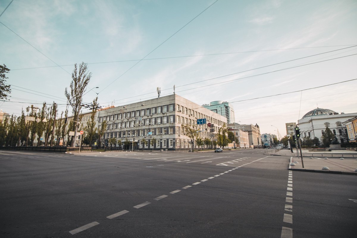 В центре Киева, обычно настолько загруженном и шумном, оказывается настолько просторно, что невольно возникает желание сыграть в футбол