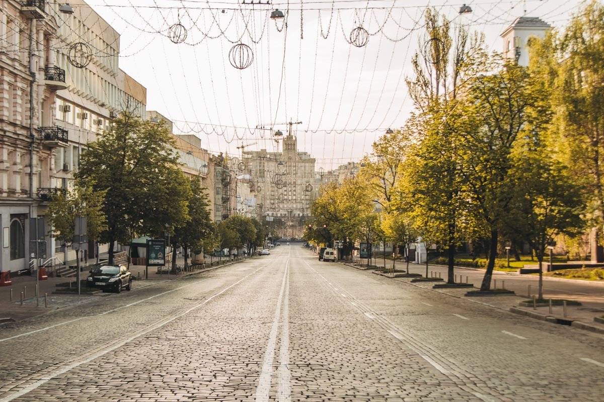 Можно представить, что вы попали в Киев начала XIX века и пройтись по брусчатке. Правда, нужно приложить немного усилий и не замечать такие нелепые анахронизмы как автомобили