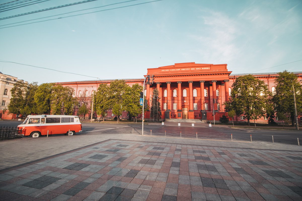 А здесь сам автотранспорт навевает соответствующую эпоху. Кто сказал, что в Киеве 70-х не было хиппи? Да вы посмотрите на фото!