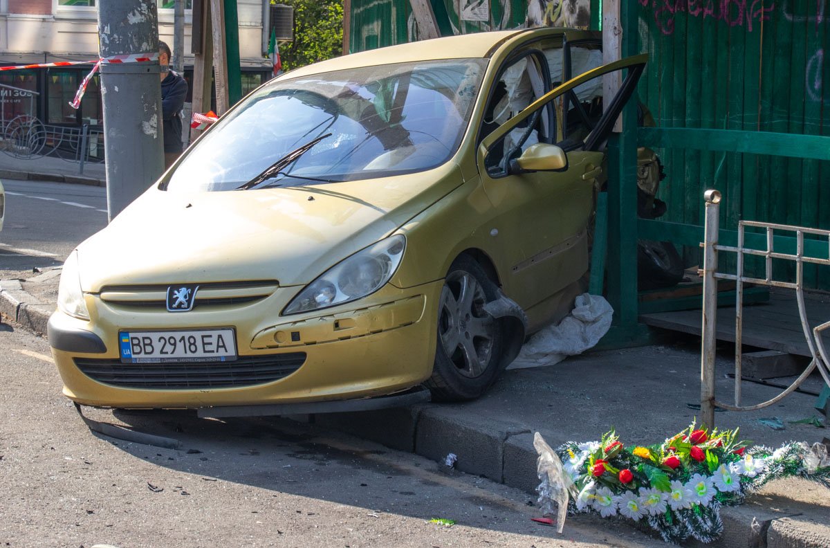 На перекрестке Саксаганского и Владимирской произошло ДТП с пострадавшими На перекрестке Саксаганского и Владимирской произошло ДТП с пострадавшими