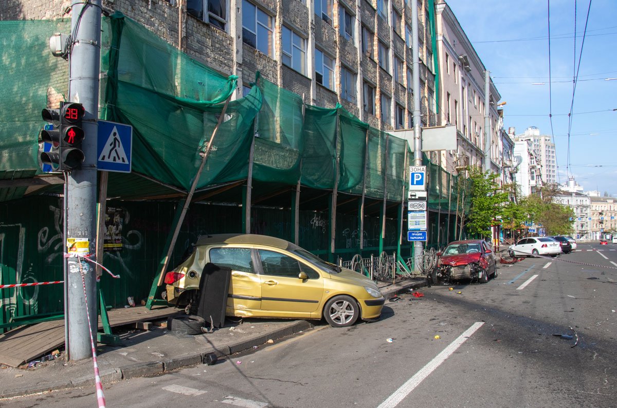 От удара Peugeot вылетел на тротуар От удара Peugeot вылетел на тротуар