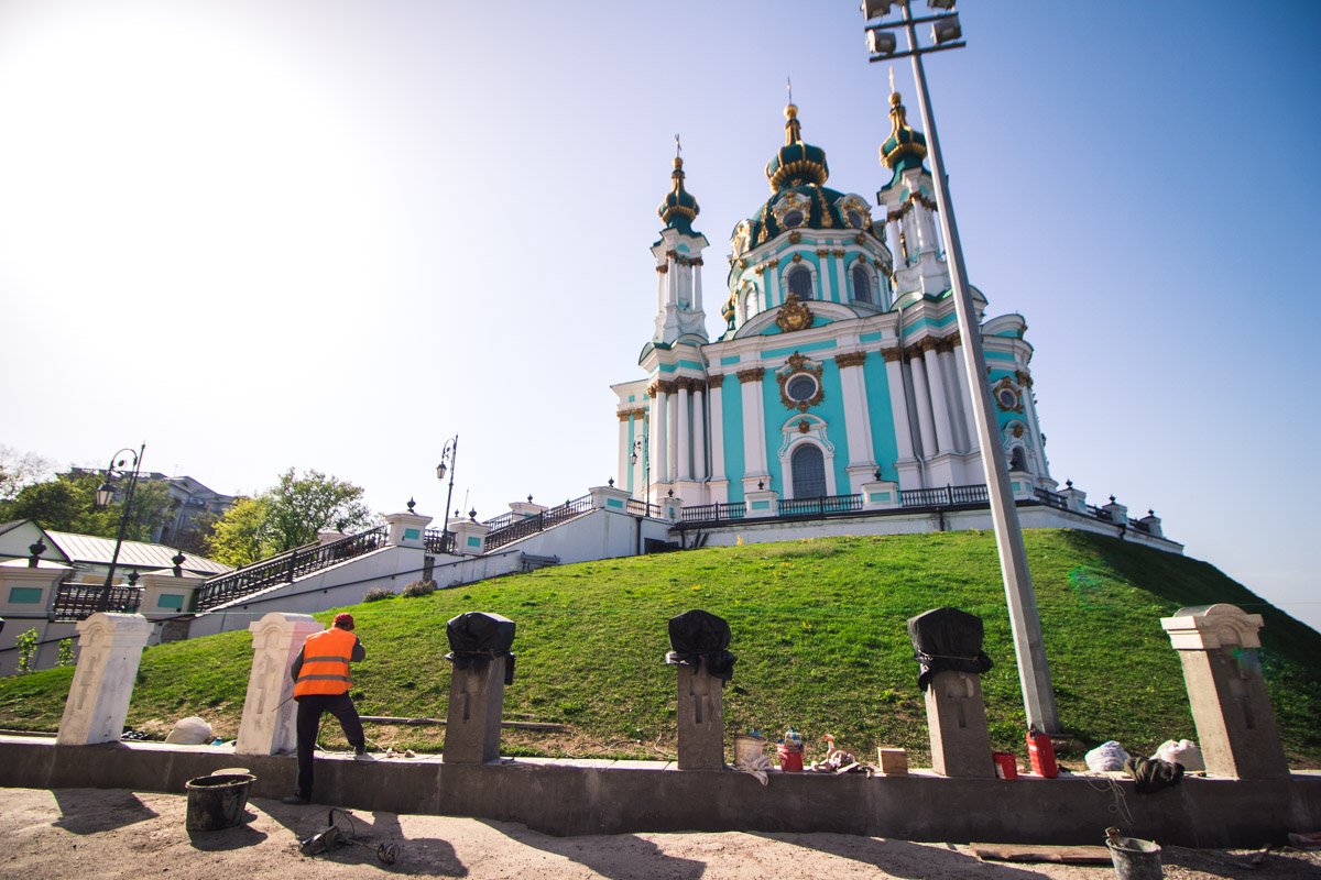 Возле церкви уже работают коммунальщики Возле церкви уже работают коммунальщики