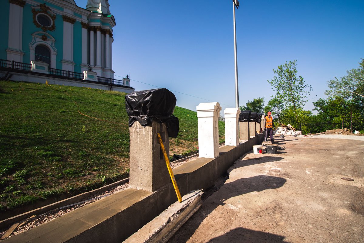 Сотрудники служб устанавливают новые ограждения вокруг собора. Сотрудники служб устанавливают новые ограждения вокруг собора.