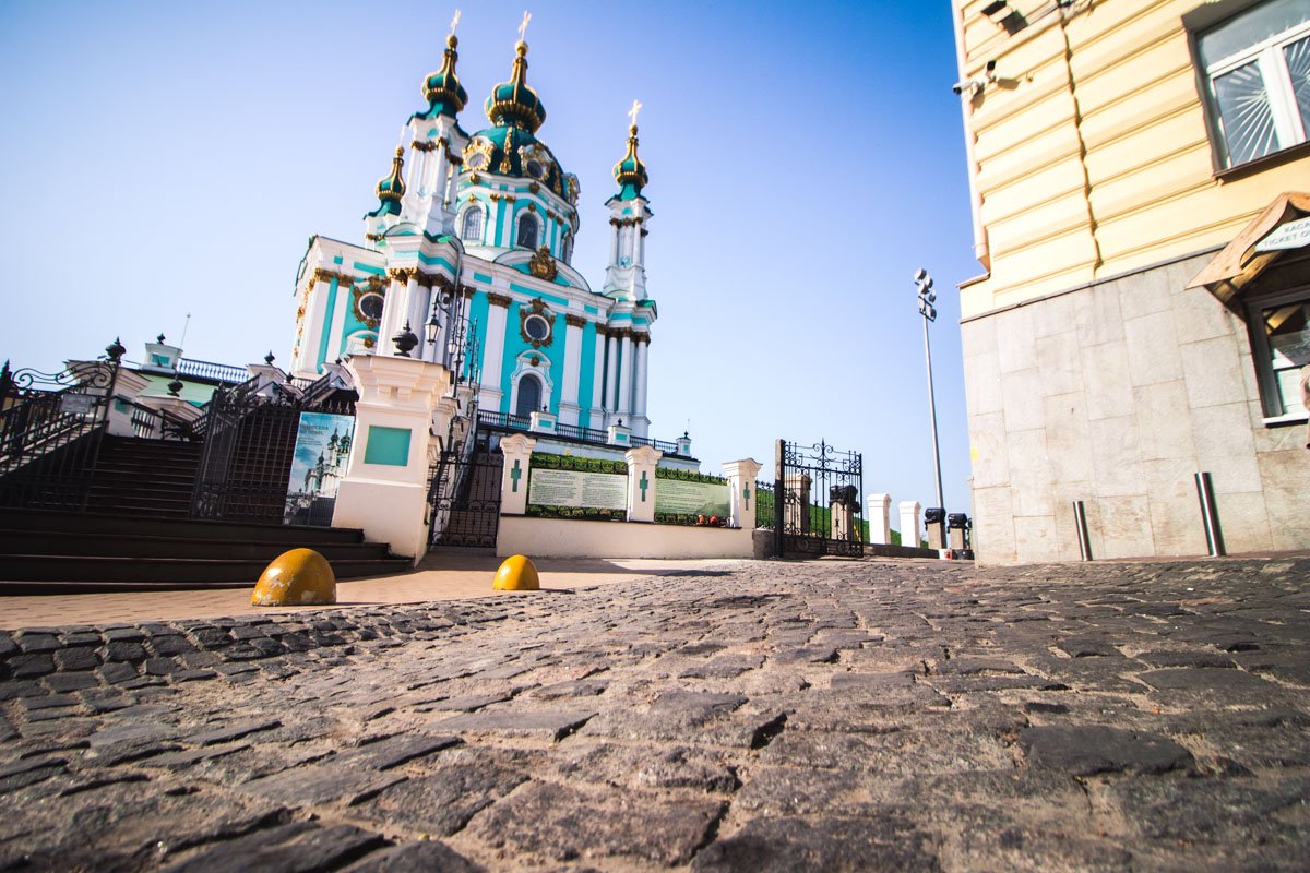 Согласно техническому заданию, заменят брусчатку, отремонтируют дождевую канализацию Согласно техническому заданию, заменят брусчатку, отремонтируют дождевую канализацию