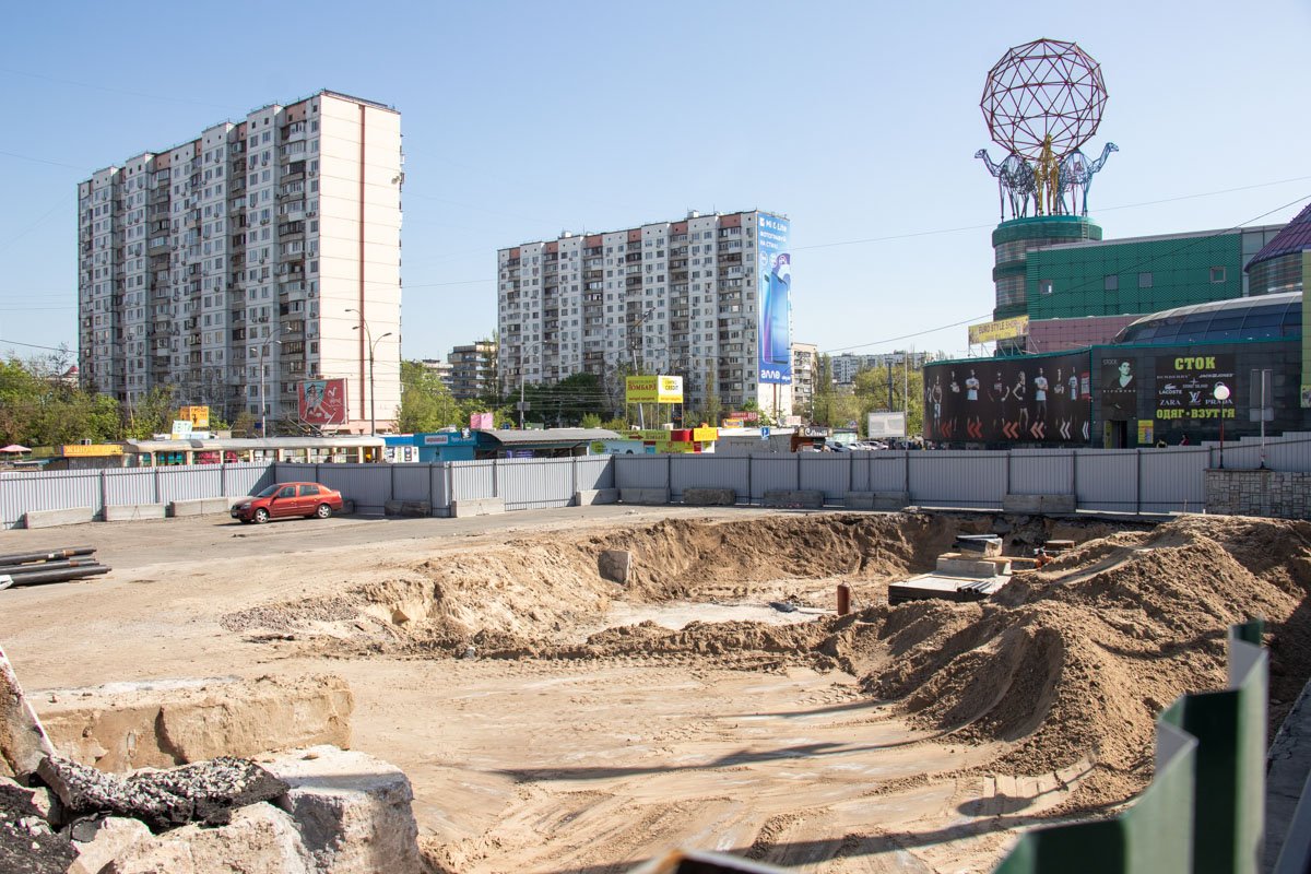 На данный момент некоторая часть территории, которую планируют отремонтировать, ограждена забором