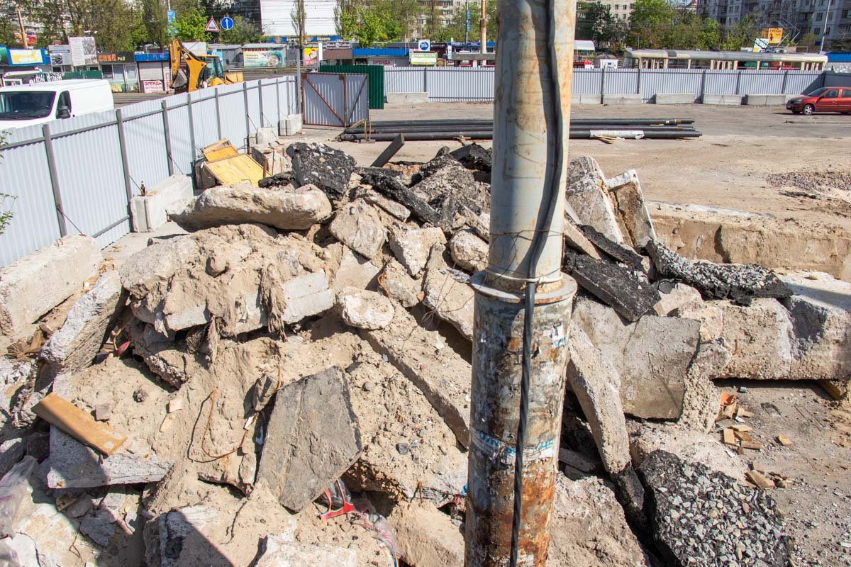 Судя по внешнему виду, здесь уже начались подготовки к ремонтным работам