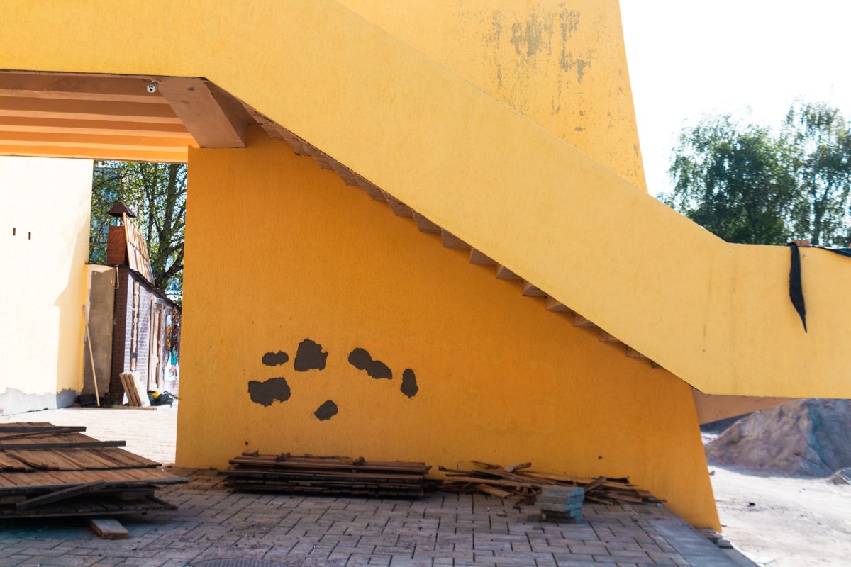 Будет проведена замена электрических систем, монтаж светильников, ламп, установка кондиционеров Будет проведена замена электрических систем, монтаж светильников, ламп, установка кондиционеров