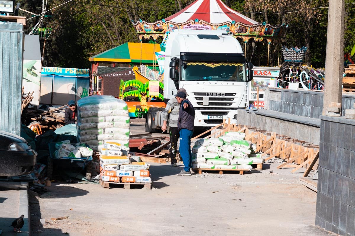 Перед фасадом здания расположена автостоянка Перед фасадом здания расположена автостоянка