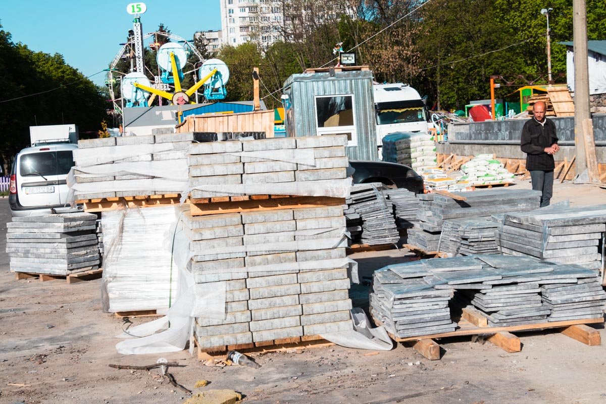 Помимо ремонта внутри здания, на улице по всему периметру вокруг "Лейпцига" поменяют покрытие Помимо ремонта внутри здания, на улице по всему периметру вокруг "Лейпцига" поменяют покрытие