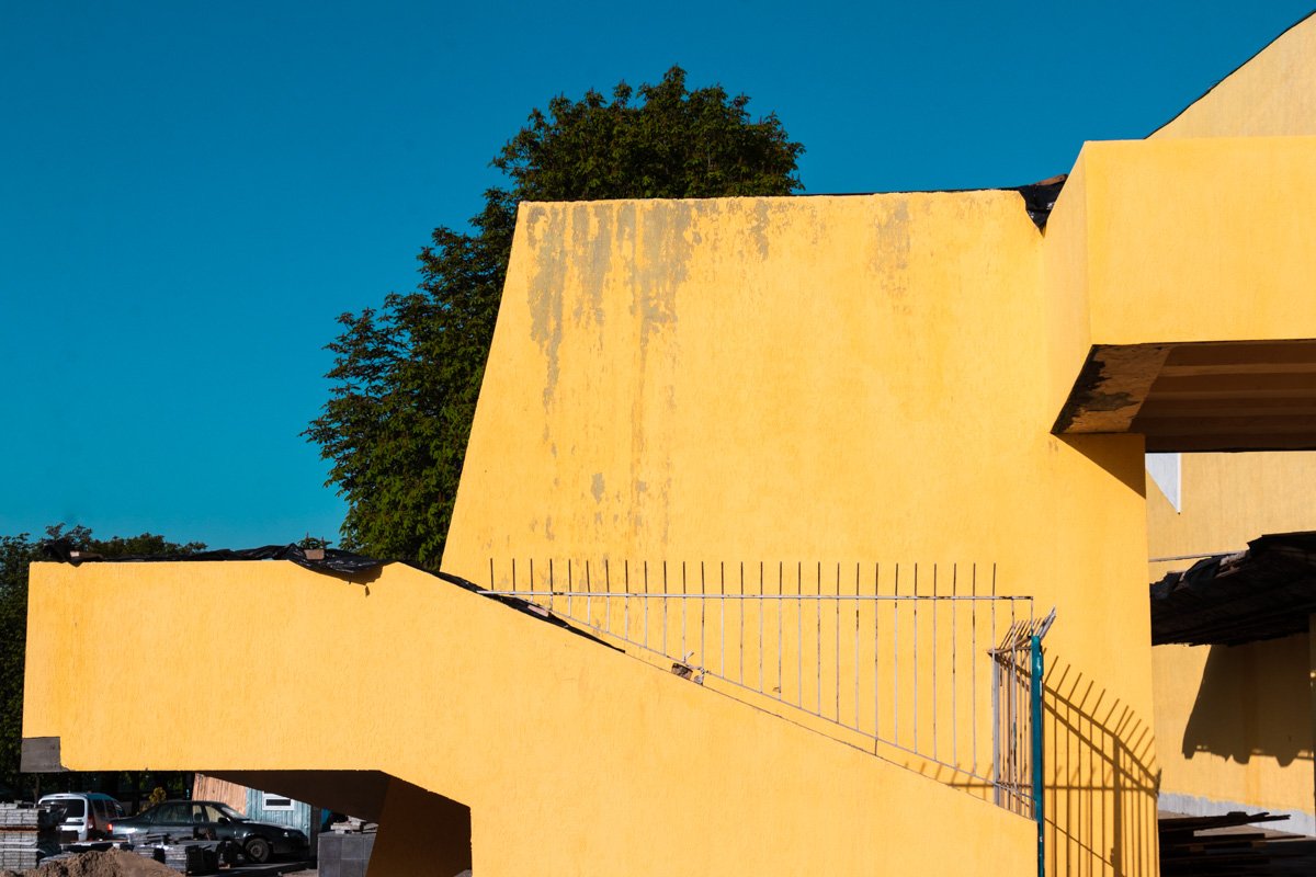 Таким образом кинотеатр облагородят как внутри, так и снаружи Таким образом кинотеатр облагородят как внутри, так и снаружи