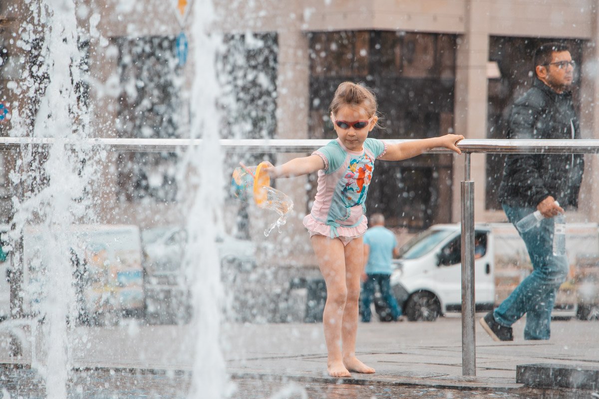 Отчаянная малышка открывает сезон купания в фонтане