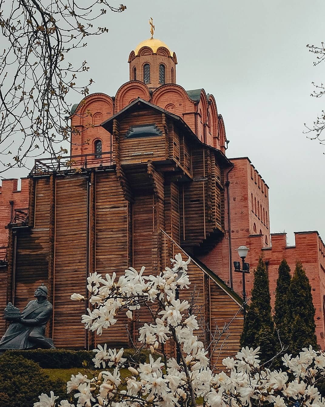 Золотые ворота в апреле выглядят наиболее загадочно. Фото: @street_photo_vl