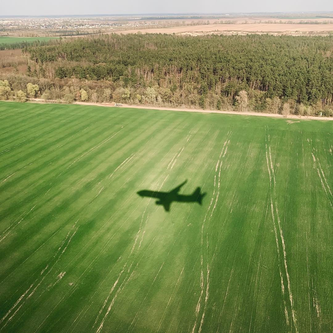 Если ваш поезд ушел, вы всегда можете долететь самолетом. Фото: @lys_vera