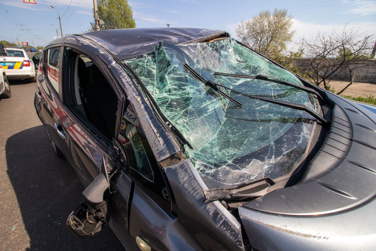 От удара Nissan перевернулся