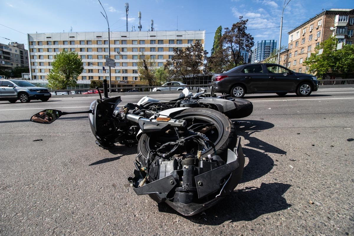 В Renault службы такси Uber влетел мотоцикл