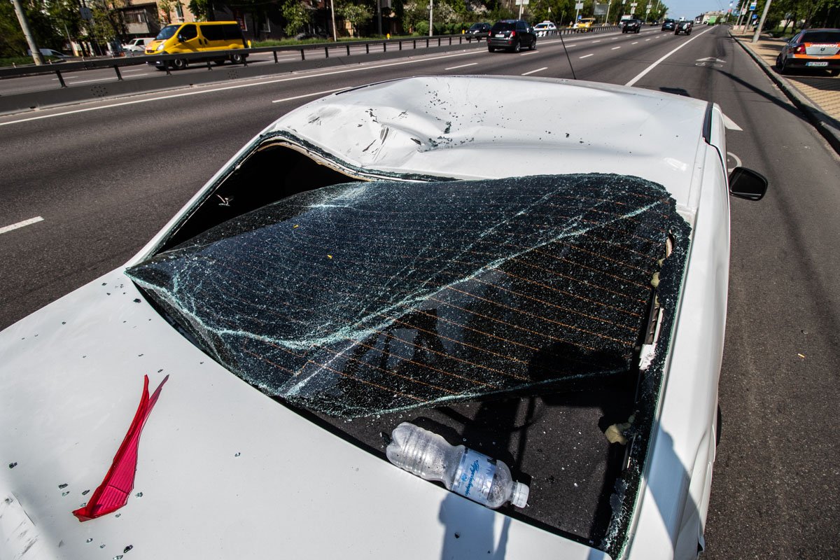 После удара байкер перелетел машину