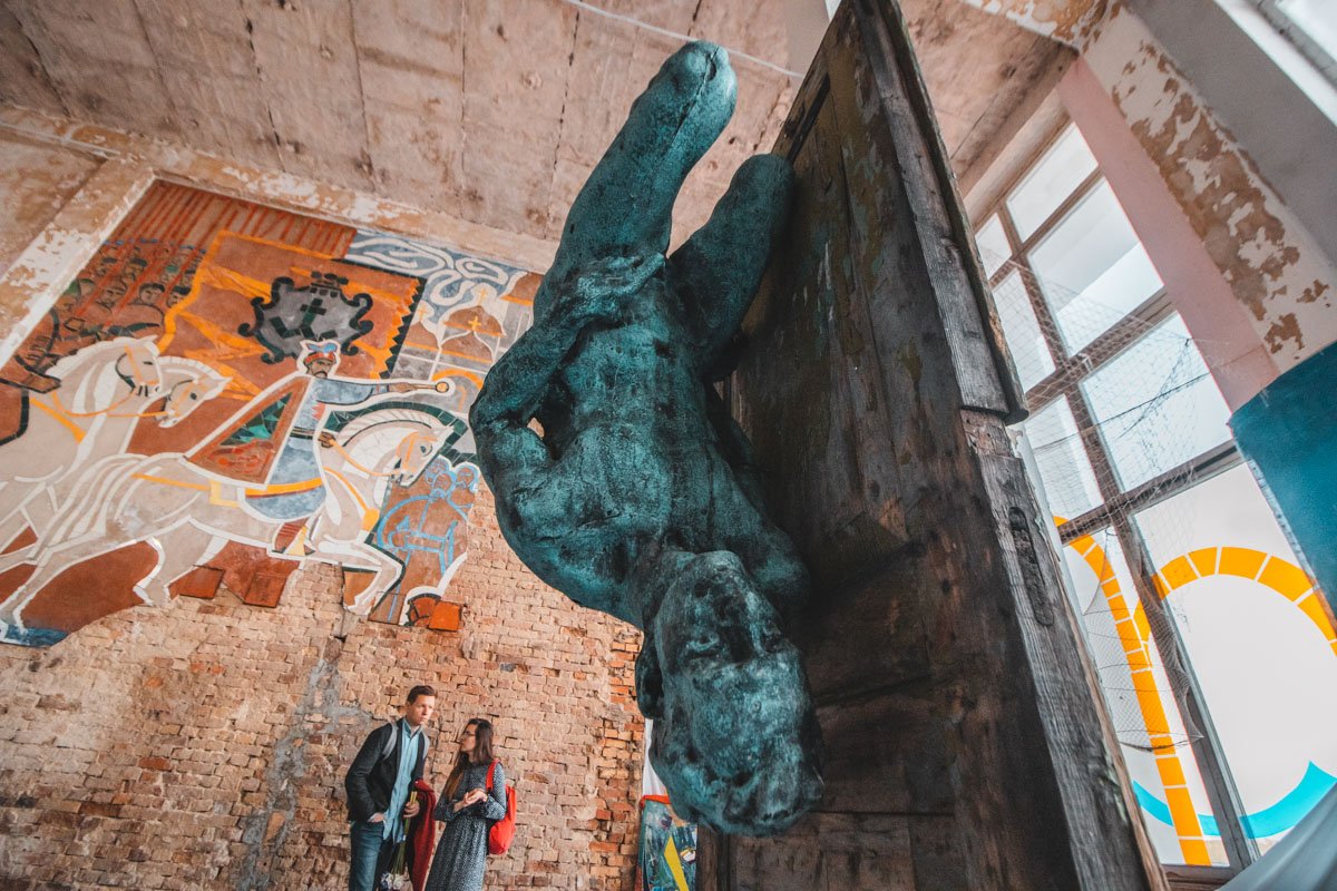 Соцреалистичные мозаики соседствуют с современным искусством Соцреалистичные мозаики соседствуют с современным искусством