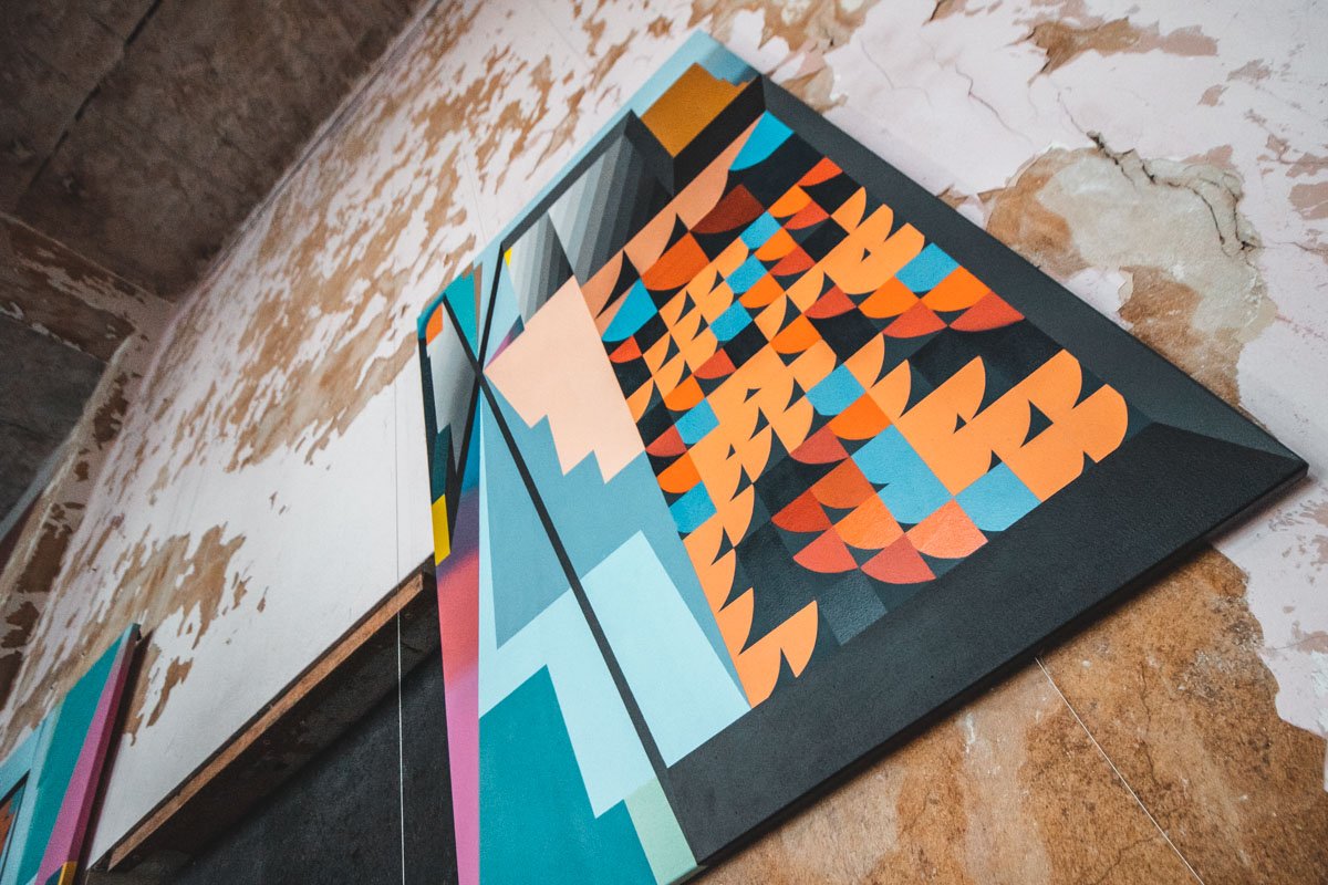 Абстракция на стене и полотне Абстракция на стене и полотне