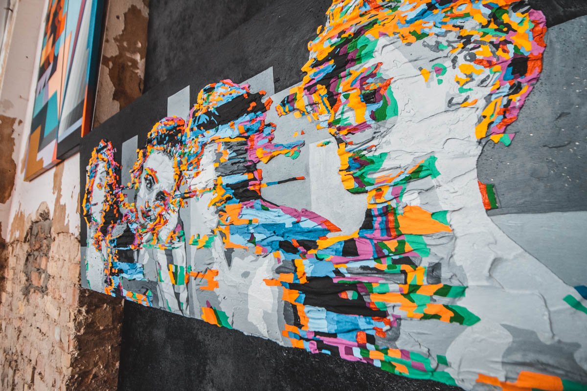 Полотна органично вошли в интерьер вокзала Полотна органично вошли в интерьер вокзала