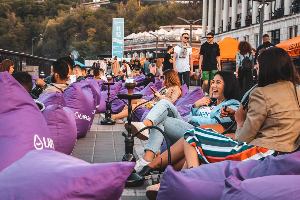 Перед зданием вокзала - зона с кальянами и пуфами Перед зданием вокзала - зона с кальянами и пуфами