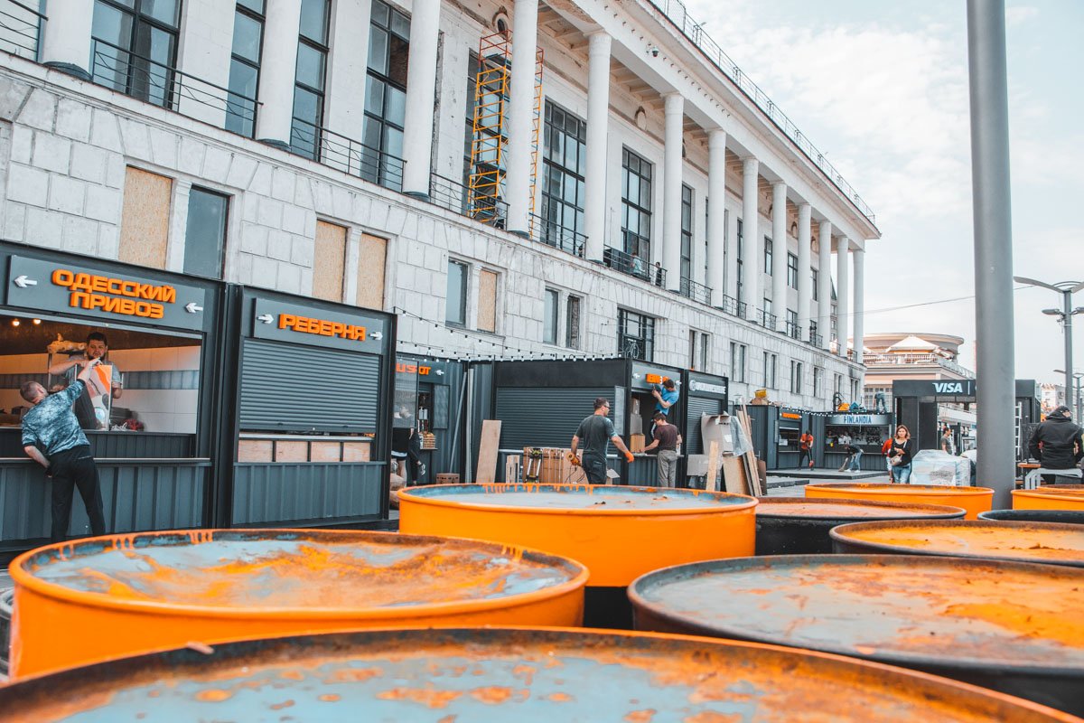 Фуд-корт еще устанавливают Фуд-корт еще устанавливают