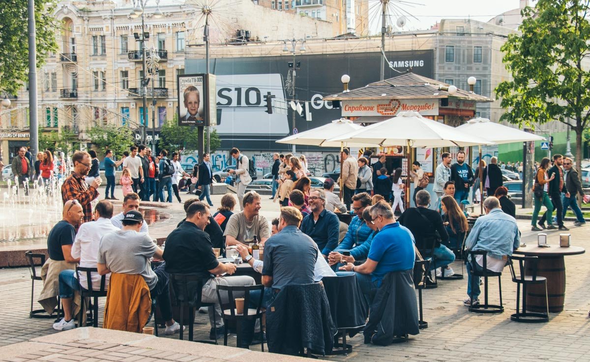 В центре Киева сложно было найти свободный столик 