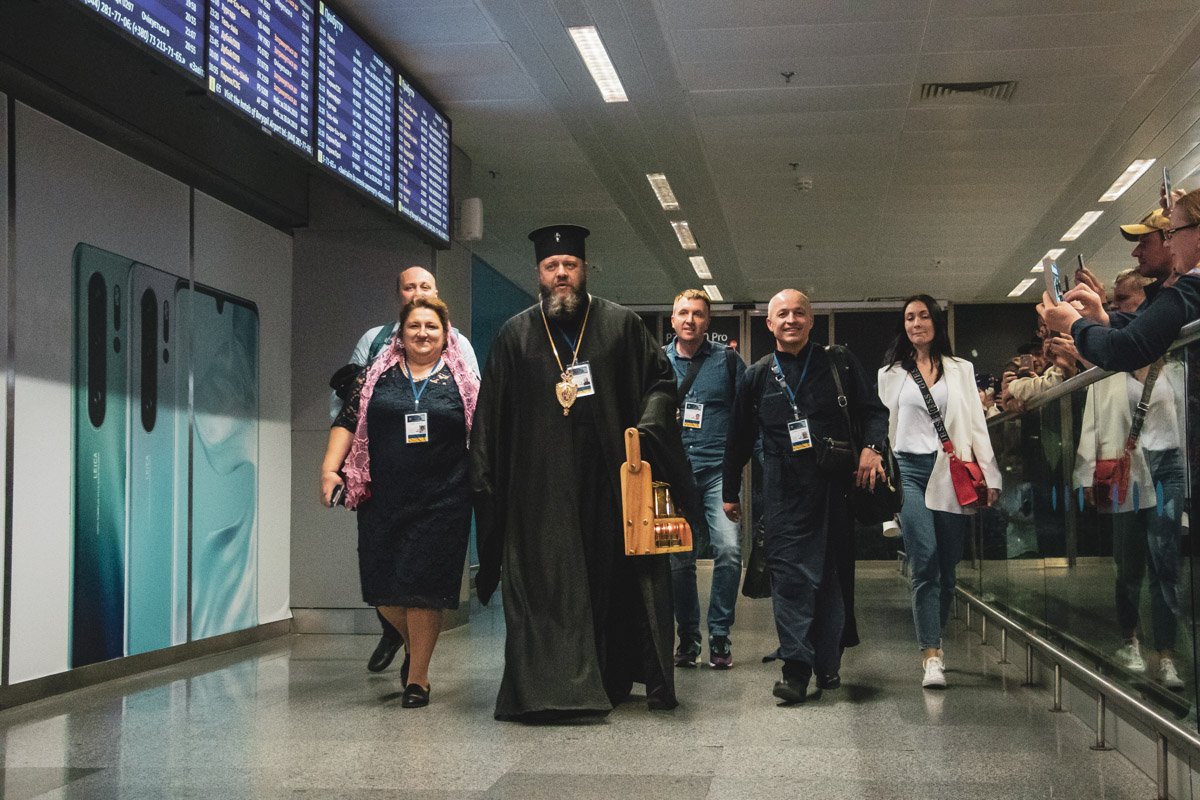 Уже вечером этого дня его частичку, которую украинская делегация получила из рук Иерусалимского патриарха Феофила Третьего, доставили в аэропорт «Борисполь»