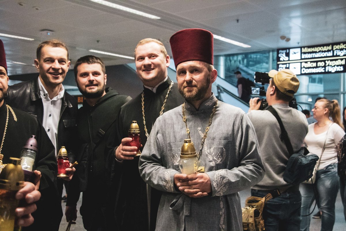 Схождение огня символизирует выход из Гроба "Света Истинного", то есть воскресшего Иисуса Христа