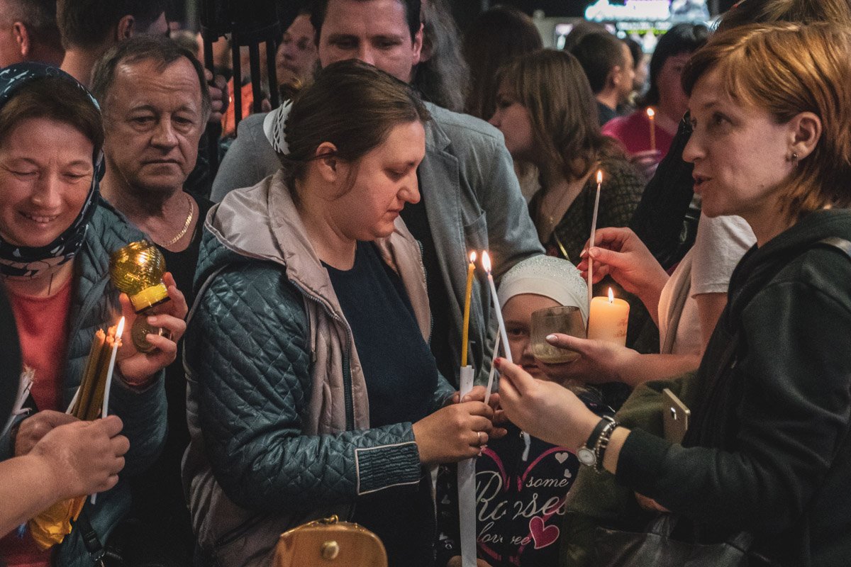 В аэропорту собрались десятки людей, которые не планировали никуда лететь, а приехали просто получить частичку «Света»