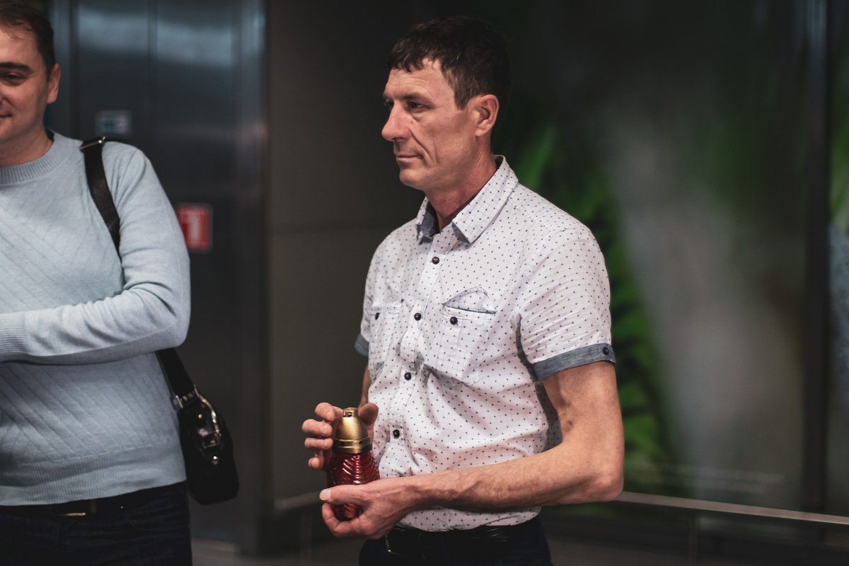 Потом все присутствующие в святыне христиане распространяют огонь свечами и специальными лампами по всему миру