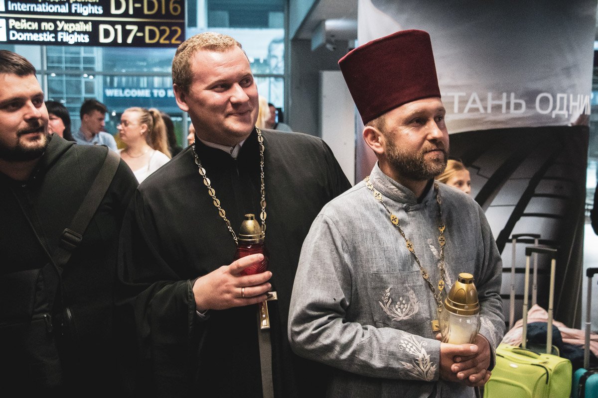 Благодатный огонь будет находиться в соборе, где каждый прихожанин сможет зажечь от него свечу