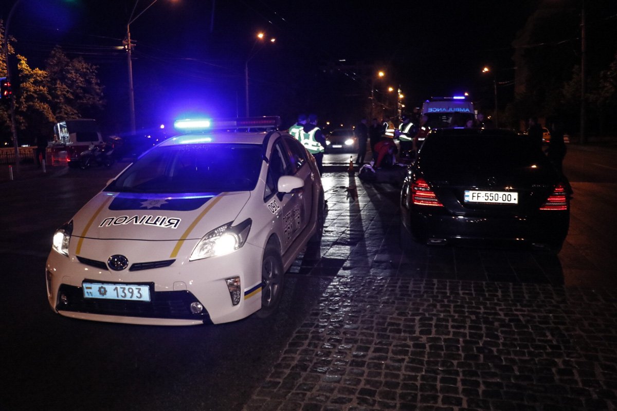 В центре Киева скутер влетел в Mercedes