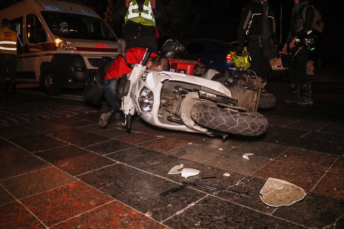 Курьер травмировал ногу