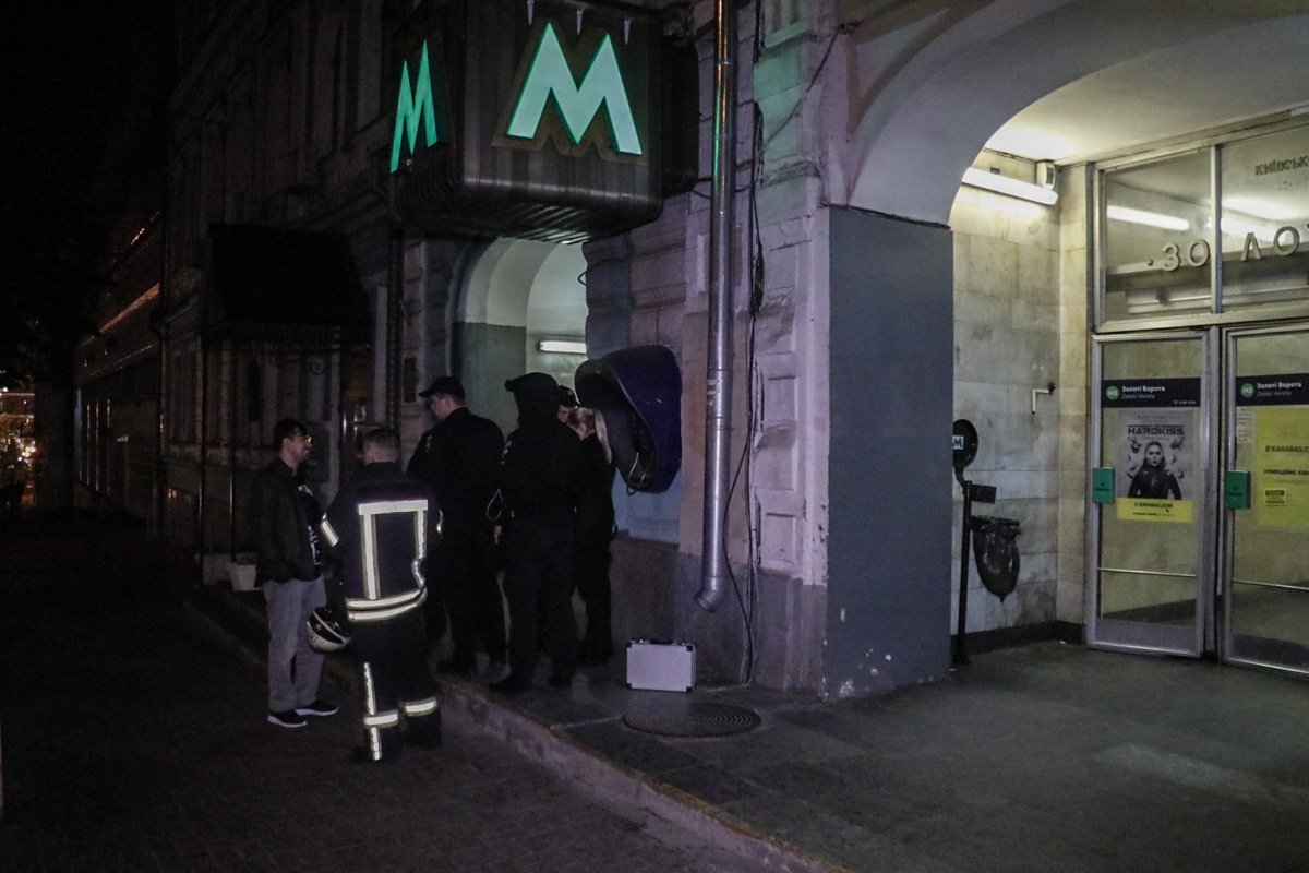 Хостел расположен недалеко от выхода станции метро Золотые ворота Хостел расположен недалеко от выхода станции метро Золотые ворота