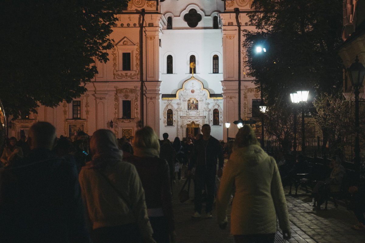 В Киево-Печерскую лавру пришло много людей, чтобы освятить пасхальные корзины